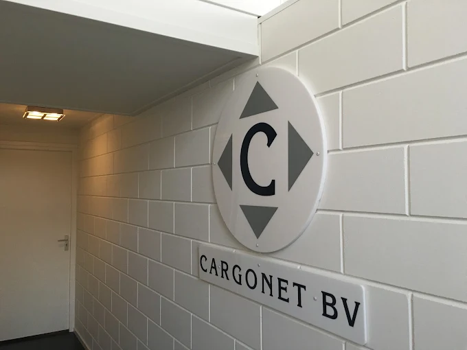 Het Cargonet-logo aan de muur in het kantoor.